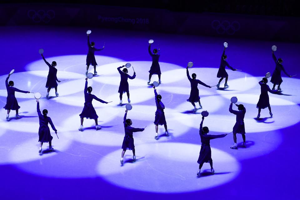 <p>Dancers perform during the figure skating gala event during the Pyeongchang 2018 Winter Olympic Games at the Gangneung Oval in Gangneung on February 25, 2018. / AFP PHOTO / ARIS MESSINIS (Photo credit should read ARIS MESSINIS/AFP/Getty Images) </p>