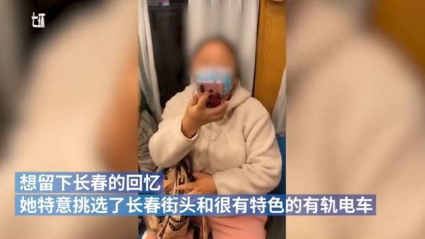 大媽與正妹起了爭執，當場拿起手機反拍對方。（翻攝自澎湃視頻）