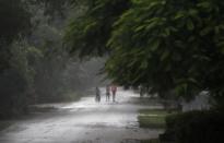 La tormenta tropical Isaac amenazaba este domingo con convertirse en huracán al acercarse a Florida (sureste de EEUU), en estado de emergencia y donde se postergó la Convención Nacional Republicana, tras pasar por República Dominicana, Cuba y Haití, donde dejó nueve muertos en total. (AFP/GETTY IMAGES | marc serota)