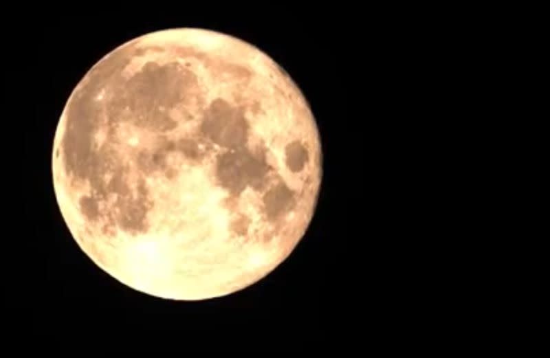 ▲北市天文館分享從該館第一觀測室所見的滿月。（圖／翻攝臺北市立天文科學教育館Youtube）