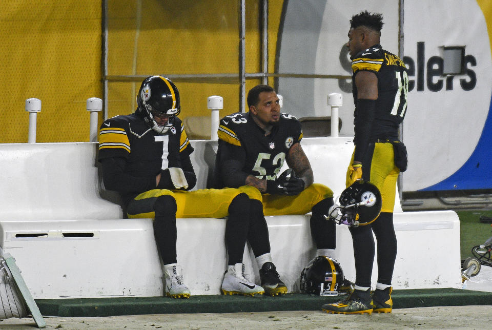 Pittsburgh Steelers quarterback Ben Roethlisberger and center Maurkice Pouncey sit on the bench as they talk with wide receiver JuJu Smith-Schuster