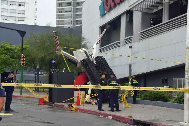 Accidente de una grúa en Nuevocentro Shopping, en Montevideo