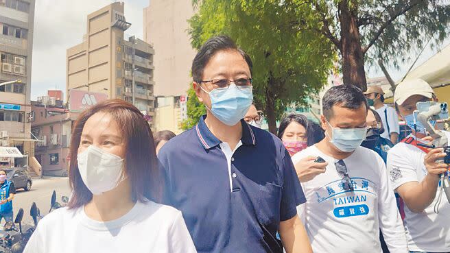 國民黨桃園市長參選人張善政（中）、前台北市議員羅智強（右）、立委高金素梅（左）17日步行時唱民歌「微風往事」。（賴佑維攝）