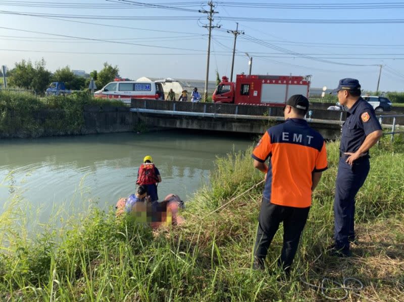 ▲嘉南大圳河道驚現2具浮屍，著蛙鞋溺斃，死因待釐清。（圖／記者陳聖璋翻攝）