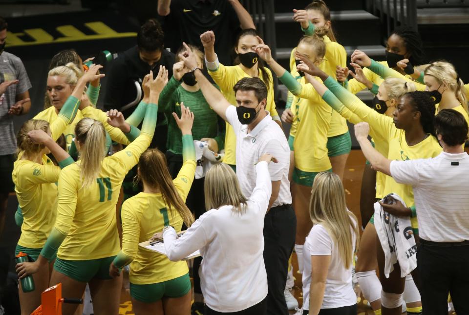 Oregon volleyball coach Matt Ulmer, center, wraps up a meeting with his team during the Oregon Invitational in August.