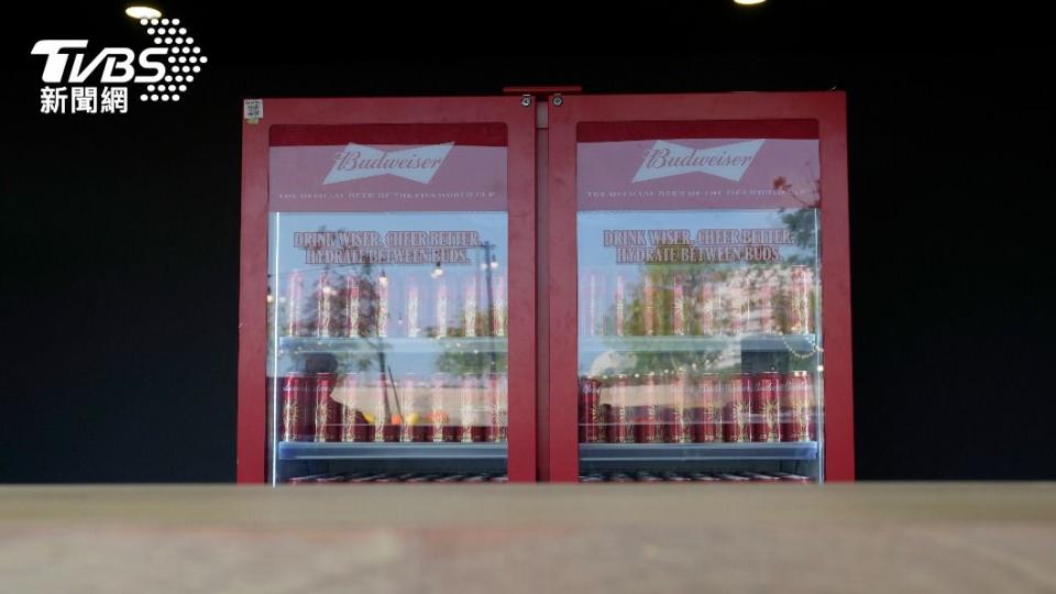體育館放置擺滿贊助商百威啤酒的冰箱。（圖／達志影像美聯社）