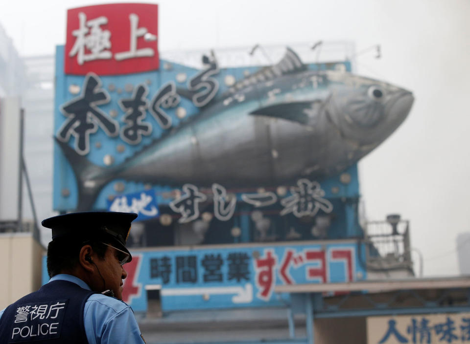 <p>Police officers stands guard at the fire site at Tokyo’s Tsukiji fish market in Tokyo, Japan August 3, 2017. (Photo: Toru Hanai/Reuters) </p>