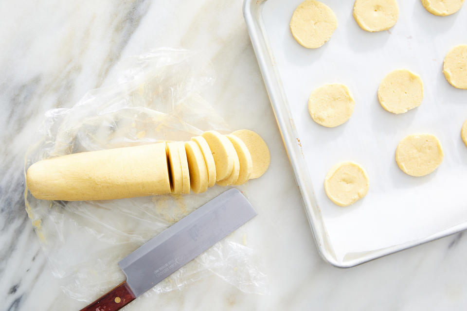 Galletas de mantequilla para un postre de bizcocho de fresas con crema batida, en Nueva York, el 2 de junio de 2020. Estilista de alimentos: Simon Andrews. (Ryan Liebe/The New York Times)