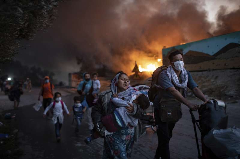 2020年9月，希臘萊斯沃斯島（Lesbos），一座人滿為患的難民營陷入火海。（AP）