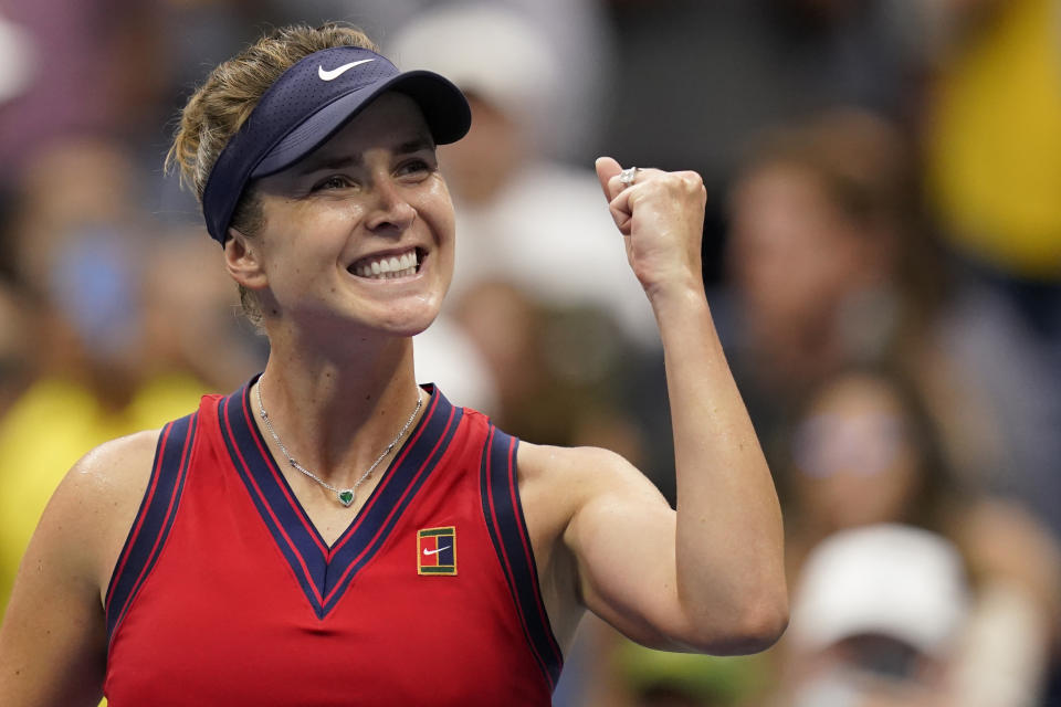 La ucraniana Elina Svitolina festeja luego de vencer a la rumana Simona Halep en partido de la cuarta ronda del US Open, el domingo 5 de septiembre de 2021, en Nueva York. (AP Foto/Seth Wenig)