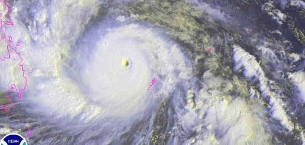 Powerful typhoon hits Philippines