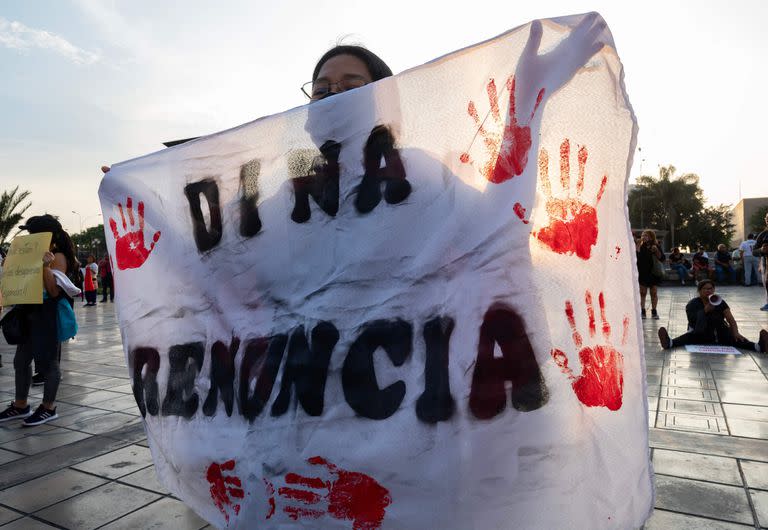 Una opositora al gobierno de la presidenta Dina Boluarte protesta frente al Palacio de Justicia de Lima