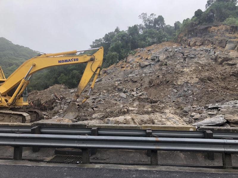 國1南向汐止匝道邊坡二度走山，預計還要10天才能全面恢復通車。（翻攝高速小飛力臉書）