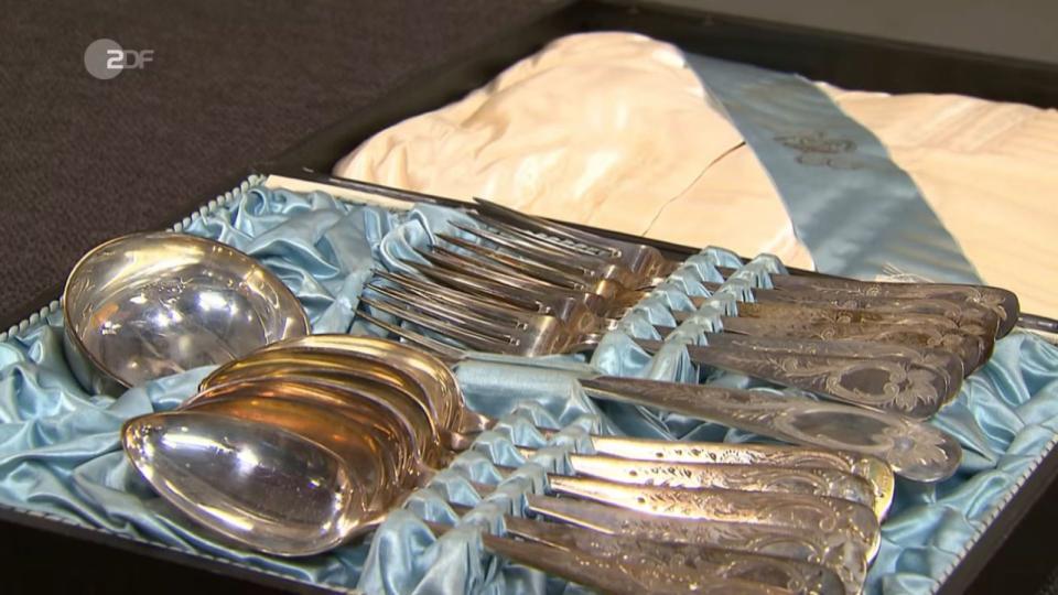 Das Silberbesteck für Suppe mit Kasten aus dem Jahr 1898 wurde mit 700 bis 800 Euro bewertet. (Bild: ZDF)