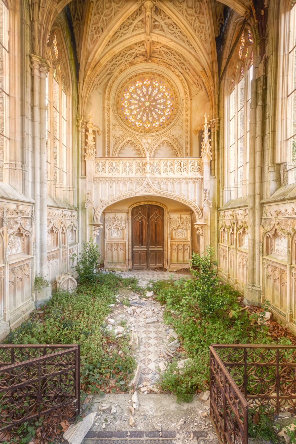 abandonedchurch7_france