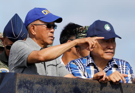 Philippine Defence Secretary Delfin Lorenzana (L) and other government and military officials inspect Philippine occupied Thitu Island in Spratly Islands in the disputed South China Sea, April 21, 2017. REUTERS/Erik De Castro