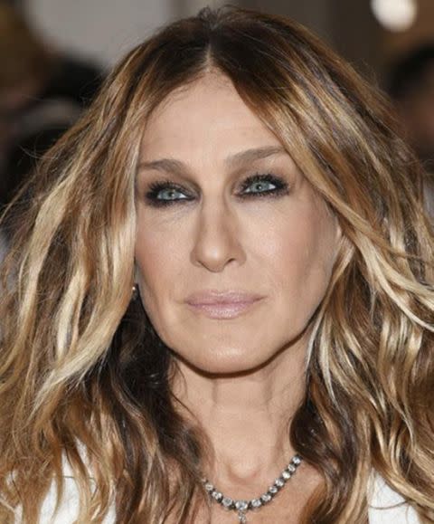 Sarah Jessica Parker's Hair is Contoured To Make Her Face Appear Wider