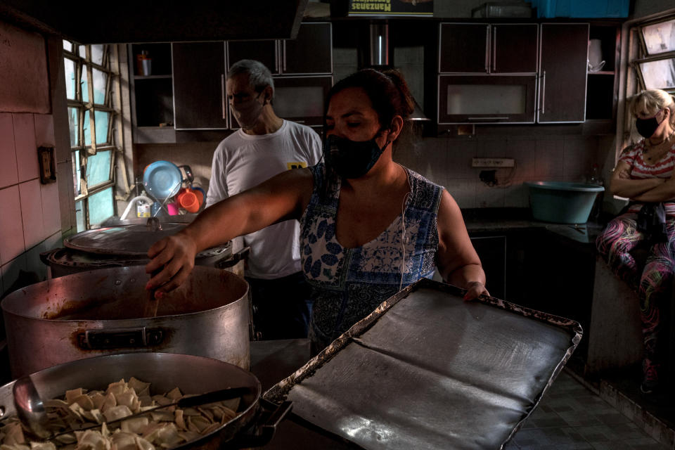 Voluntarios en un comedor de beneficencia en los barrios pobres de Buenos Aires, el 12 de abril de 2021. (Sarah Pabst/The New York Times)