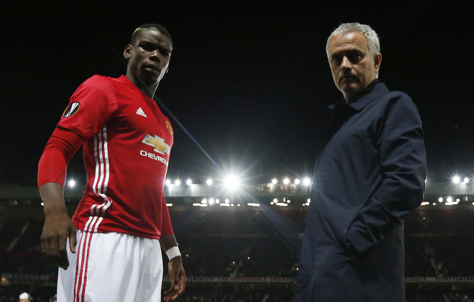 José Mourinho y Paul Pogba durante el partido de Europa League entre el Manchester Unites y el Zorya Lugansk en Old Trafford. Action Images via Reuters / Jason Cairnduff Livepic EDITORIAL USE ONLY.