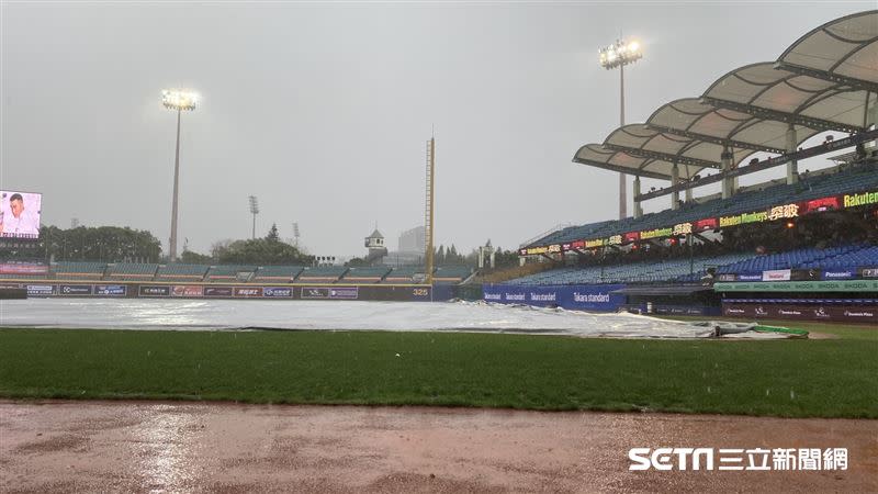 台鋼雄鷹隊史首戰，新莊棒球場因雨延後開賽。（圖／記者張沛嘉攝影）