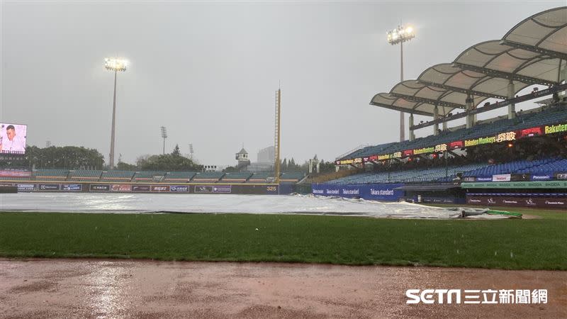 因連夜大雨，新莊棒球場悍將、台鋼之戰延賽。（資料圖／記者張沛嘉攝影）