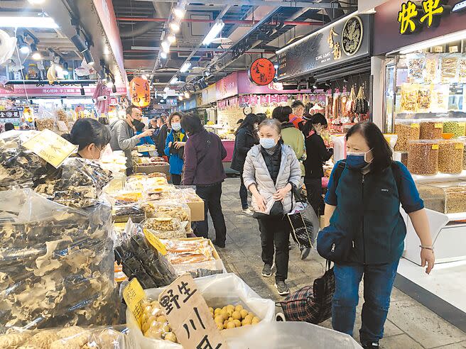 為迎接農曆新年，北市南門（中繼）市場已有民眾開始採買年貨，店家也加派人力備戰。（張芷瑜攝）