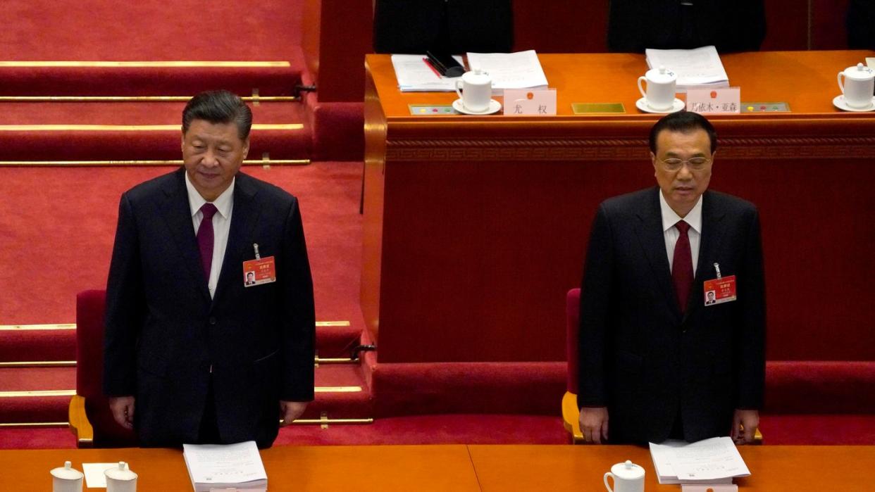Chinas Präsident Xi Jinping (l) und Ministerpräsident Li Keqiang stellen ihre ambitionierten Ziele vor.