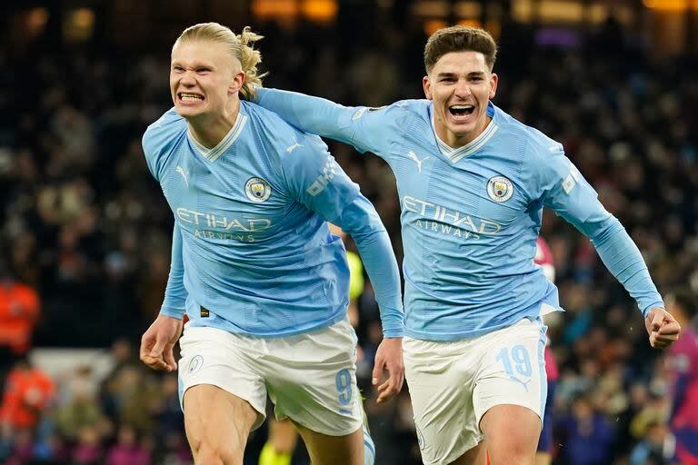 Dos destacados de Manchester City: Erling Haaland, considerado el mejor del año, y Julián Álvarez