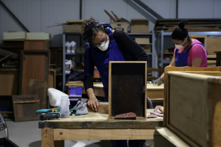 Cynthia dans l'Atelier des Filaos spécialisé dans le recyclage de meubles à Prayssac dans le Lot le 5 juin 2024 (Valentine CHAPUIS)