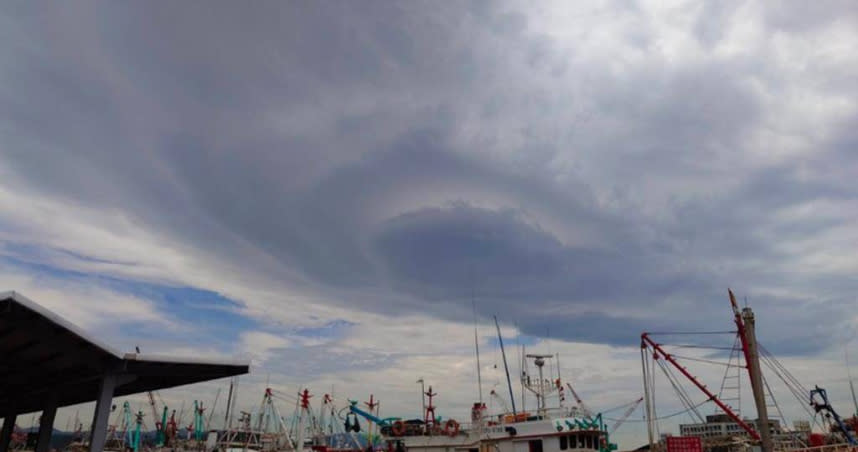 基隆北海岸近期連續3天的出現奇特的「飛碟雲」，基隆氣象站表示，是強烈的西南氣流盛行雲層越過台北盆地，於背風坡形成的環狀雲層所致。（圖／中國時報徐佑昇攝）