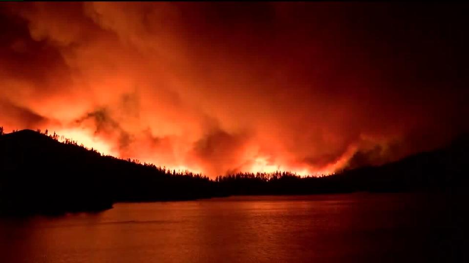 Tornados de fuego destruyen bosques y viviendas en el norte de California