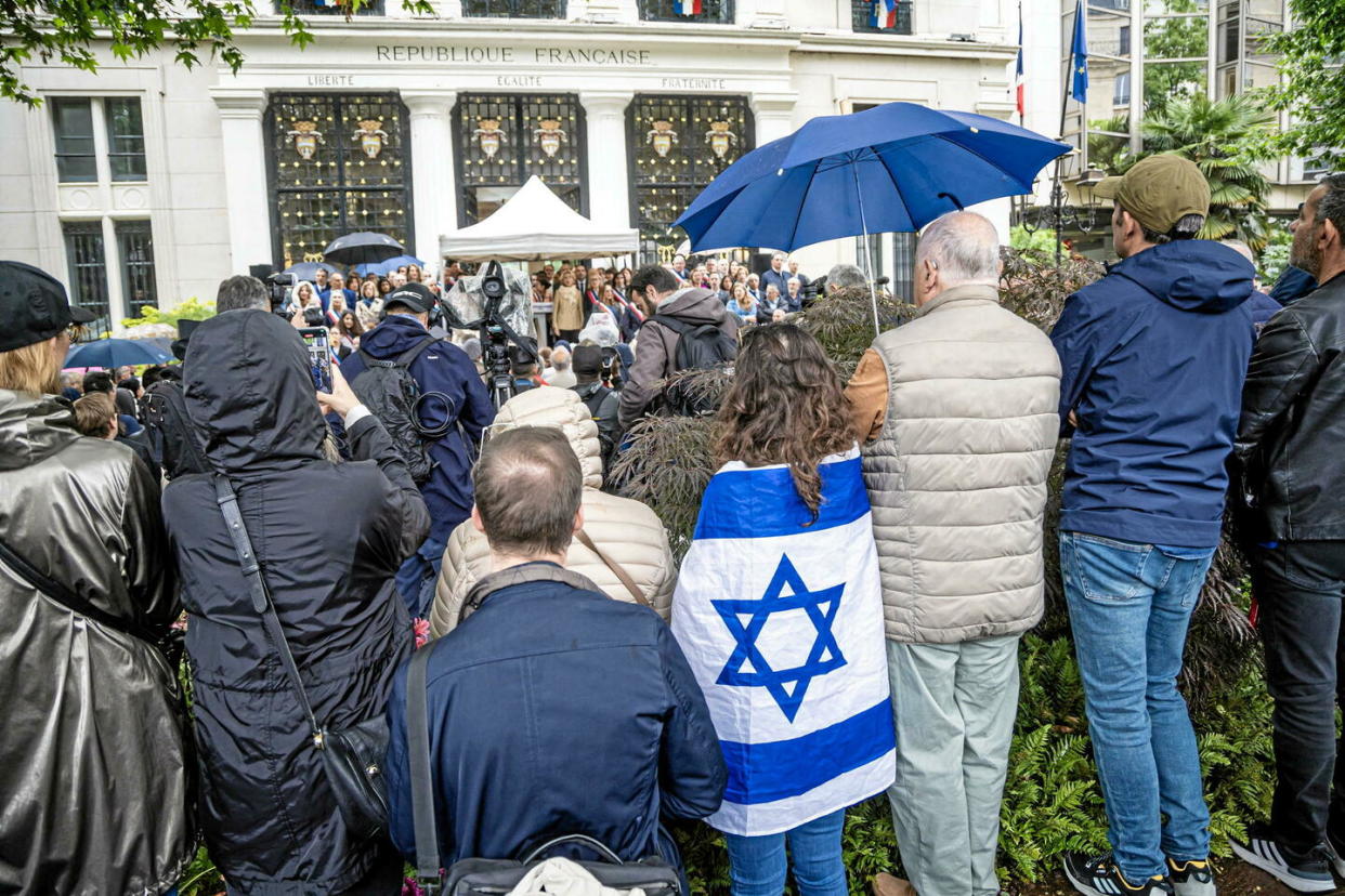 Quelque 200 personnes étaient réunies vendredi à Courbevoie en soutien à la jeune fille juive de 12 ans qui a été victime de viol.   - Credit:CHRISTOPHE PETIT TESSON / MAXPPP / EPA