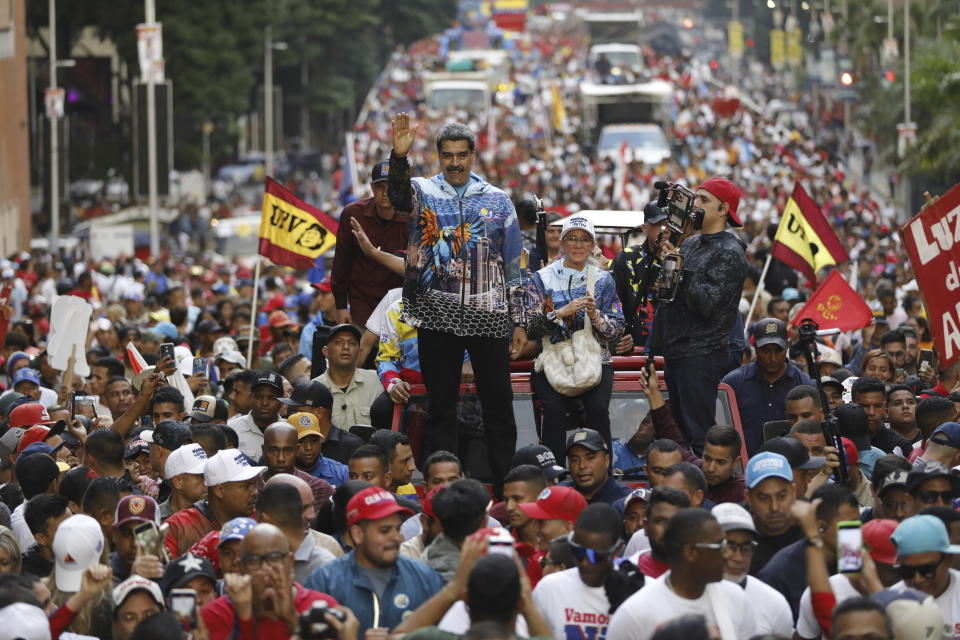 El mandatario venezolano, Nicolás Maduro, saluda a la multitud en un acto por el inicio oficial de la campaña para las elecciones presidenciales, en Caracas, Venezuela, el jueves 4 de julio de 2024. Los venezolanos están llamados a las urnas el próximo 28 de julio en unos comicios donde Maduro busca la reelección para un tercer mandato. (AP Foto/Cristian Hernández)