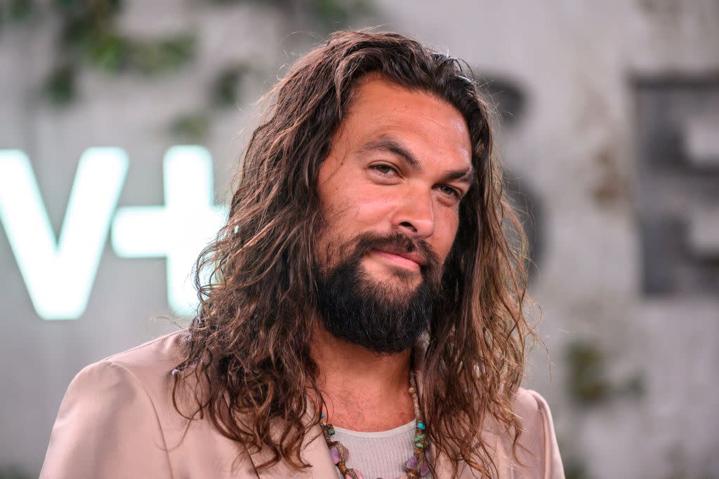 Jason Momoa was criticized on social media for posting a photo of himself with Mel Gibson. (Photo: NICK AGRO/AFP via Getty Images) 