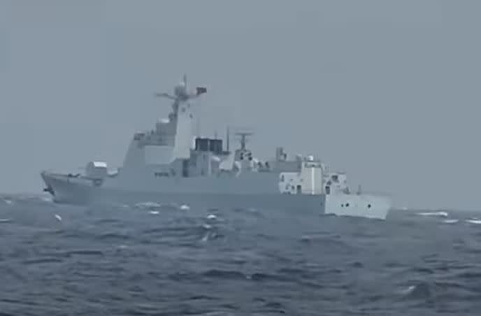 中共環台軍演，共軍太原艦（圖）逼近台海， 海軍迪化艦第一層護衛監控共軍太原艦距離一度拉近到3浬內，持續廣播警告近距離監控。（海洋委員會提供影片畫面截圖）