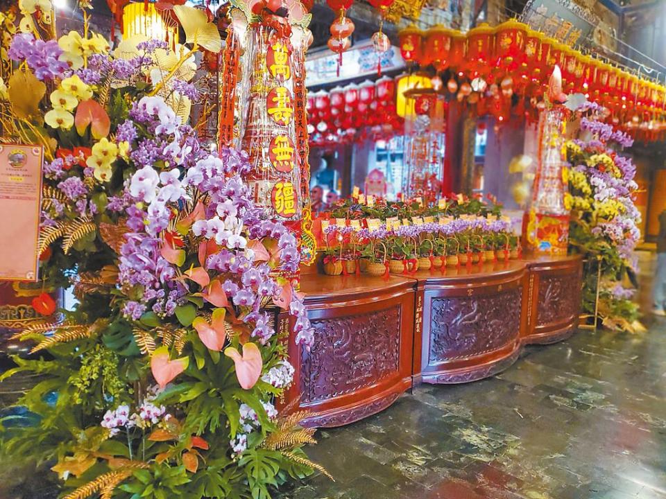 福華飯店獻供給西螺福興宮太平媽祖的花柱，將於典禮結束後回收送到長照中心栽種。（周麗蘭攝）