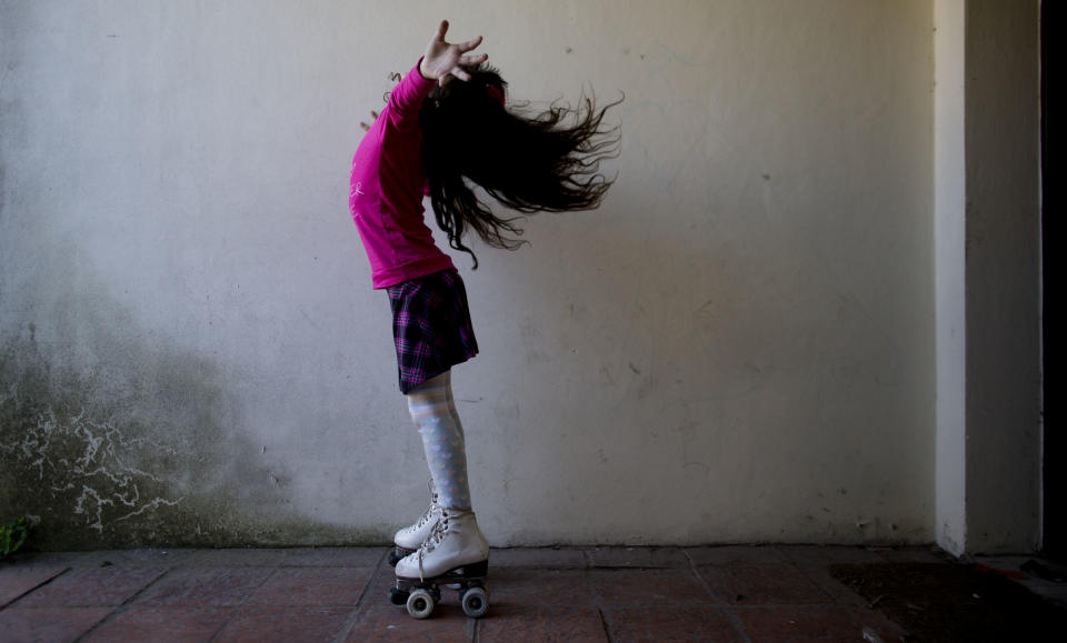 <p>Luana, una niña transexual, posa con sus patines en su casa de Merlo (Argentina). (Foto: Natacha Pisarenko / AP). </p>