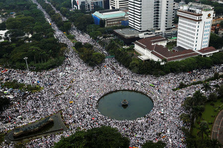 An aerial view shows members of hardline Muslim groups attending a protest against Jakarta's incumbent governor Basuki Tjahaja Purnama, an ethnic Chinese Christian running in the upcoming election, in Jakarta, Indonesia, November 4, 2016. REUTERS/Beawiharta