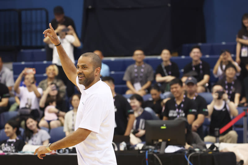 前NBA球星帕克、威金斯與球迷互動（3） 前美國職籃（NBA）球星帕克（Tony Parker）（圖） 與威金斯（Dominique Wilkins）應邀來台，27日下午 在台藝大與球迷粉絲相見歡，帕克在場上感受球迷熱 情歡呼。 中央社記者趙世勳攝  113年4月27日 