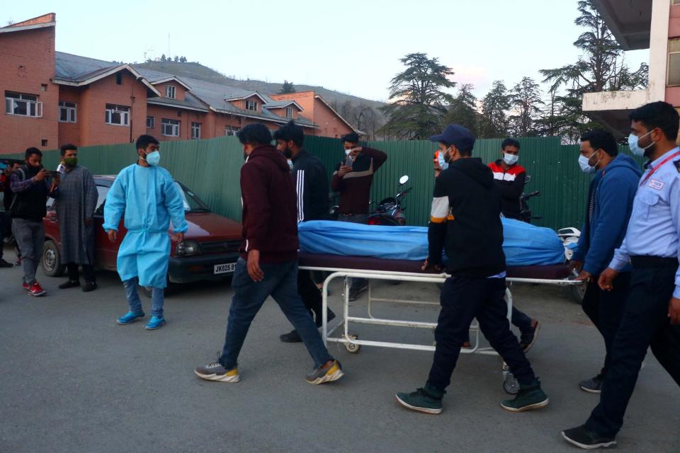 People carry the dead body of a slain Army man killed by unknown gunmen at Bijbehara, Anantnag.