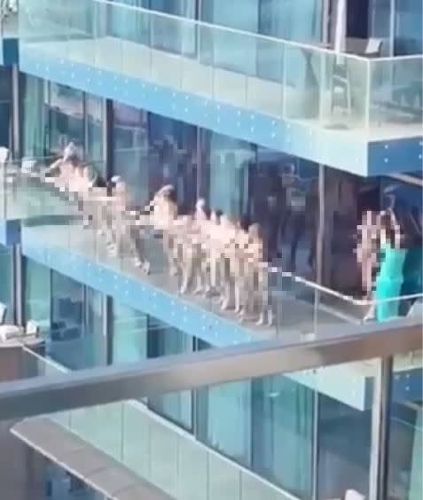 本月5日推特上瘋傳一段影片，可見杜拜一棟大樓陽台12名裸體女子站在上頭拍照（圖／翻攝自推特）
