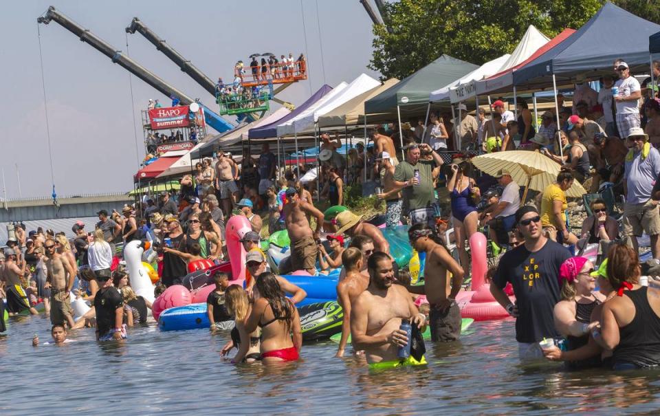 Fans gather along the shoreline of the Columbia River in Kennewick’s Columbia Park during the the 2018 HAPO Columbia Cup & Over the River Air Show.