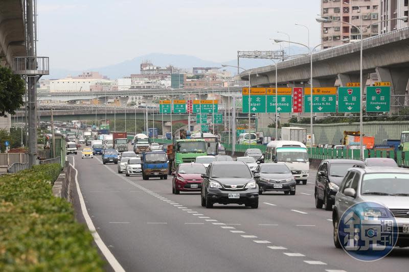 高公局預估午後將湧現北返車潮，交通量更上看138百萬車公里。（本刊資料照）