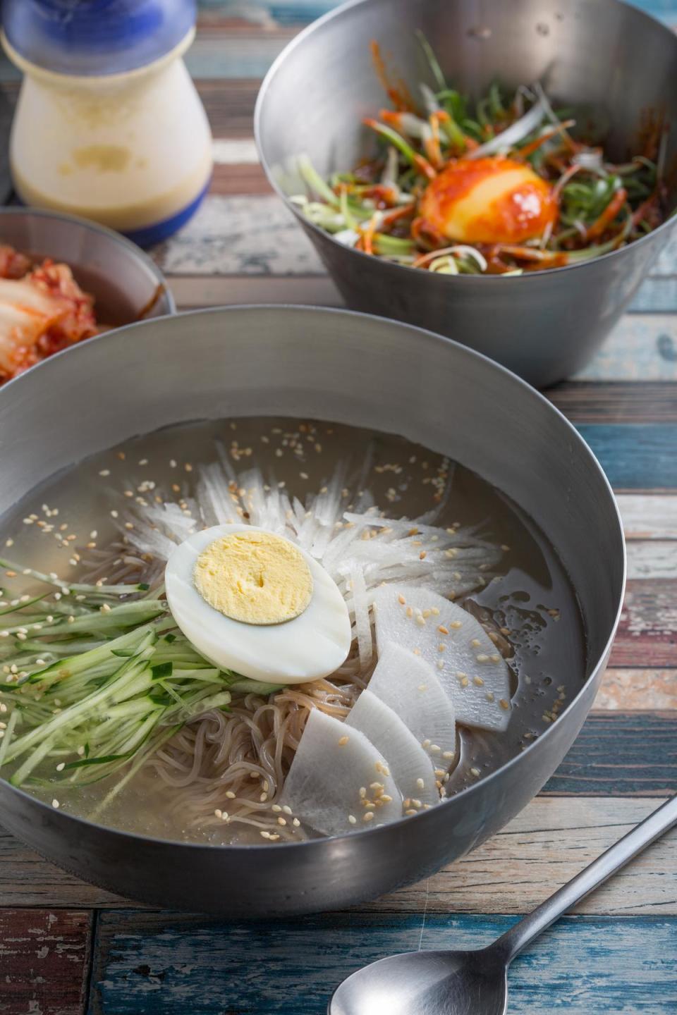「韓式冷湯麵」的湯汁是用牛骨高湯和汽水調成，再用機器打成冰沙狀，冰涼爽口又酸溜開胃。（160元／碗）