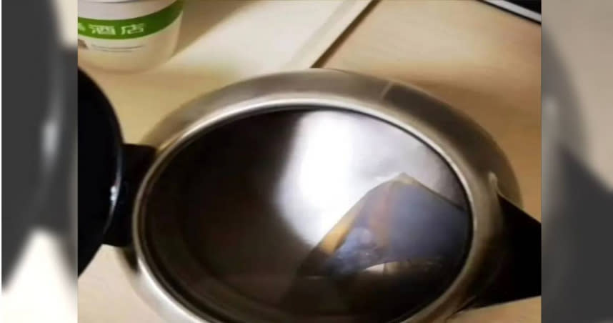 女子喝了熱水壺的水，卻在加水過程中發現熱水壺中有保險套。（圖／翻攝畫面）
