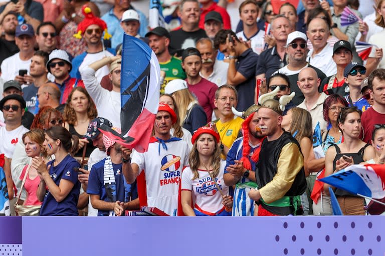 El público francés se hace sentir en el estadio