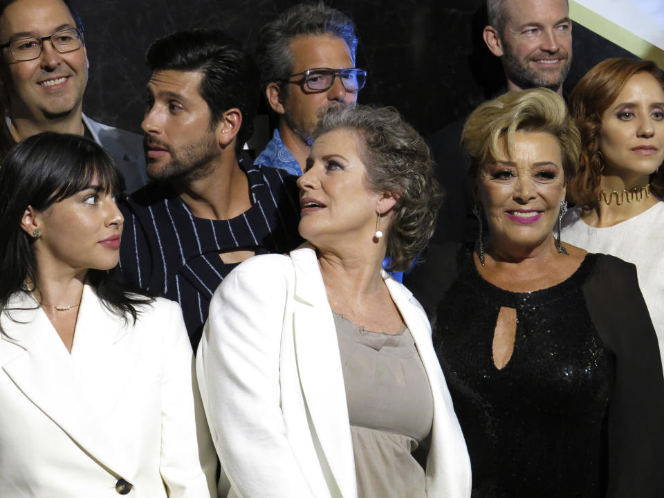 Los actores Diego Klein, segundo de izquierda a derecha en la fila del fondo, Lisa Owen, centro, Sylvia Pasquel, segunda de derecha a izquierda y Adriana Montes de Oca, derecha, posan en la alfombra roja de la serie "Mala fortuna" en la Ciudad de México el miércoles 16 de agosto de 2023. (Foto AP/Berenice Bautista)