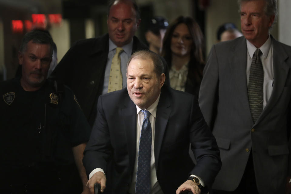 ARCHIVO - Harvey Weinstein llega a la corte de Manhattan para deliberaciones del jurado en su juicio por violación el lunes 24 de febrero de 2020, en Nueva York. El más alto tribunal de Nueva York anuló la condena por violación de Harvey Weinstein en 2020 y ordenó un nuevo juicio. (Foto AP/Seth Wenig, File)