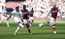 Britain Football Soccer - West Ham United v Swansea City - Premier League - London Stadium - 8/4/17 Swansea City's Luciano Narsingh shoots at goal Action Images via Reuters / Tony O'Brien Livepic