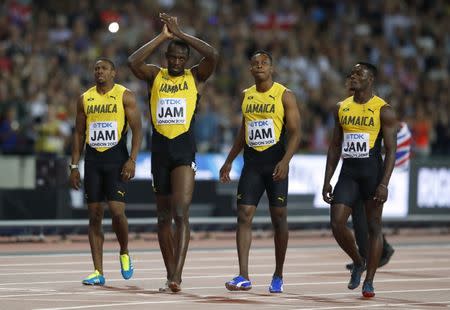 Atletismo - Campeonato Mundial de Atletismo - Final Posta Masculina 4x100 Metros - Estadio de Londres, Londres, Reino Unido – 12 de agosto, 2017. Omar McLeod, Julian Forte, Yohan Blake y Usain Bolt de Jamaica reaccionan después de la final. REUTERS/Phil Noble